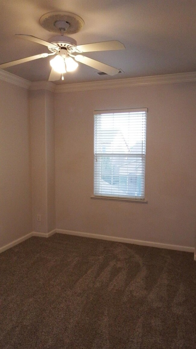 Building Photo - 3658 Vermont Ln