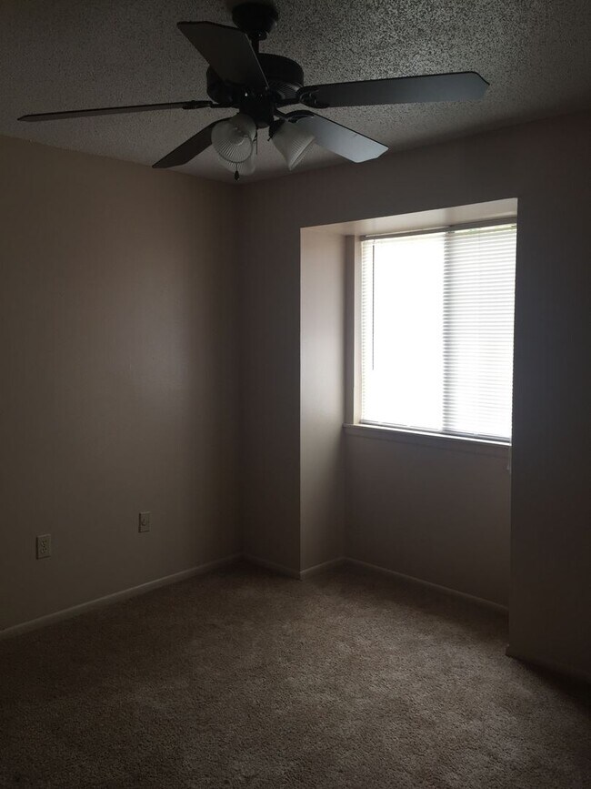 Building Photo - 2 bedroom 2 bath town home in a gated comm...