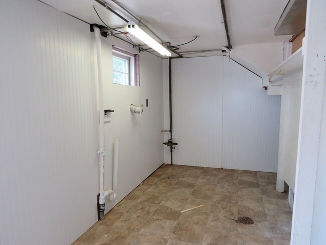 Building Photo - 3 Bedroom / 1.5 Bathroom Home in Convenient Location