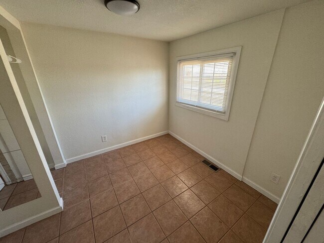 Building Photo - Charming 2 bedroom House