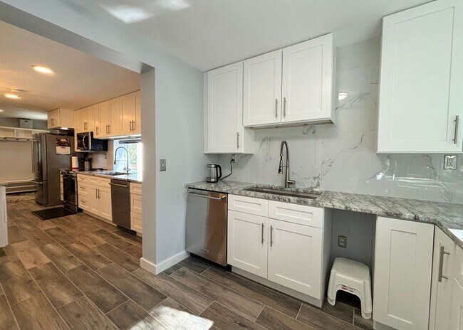 Building Photo - Available 7/10. Gorgeous Custom-Built 3 BR/3.5 BA Home on HUGE Corner Lot in Old Mt Pleasant!