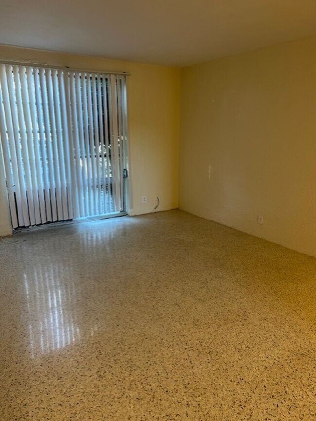 Building Photo - Well maintained 1/1 centrally located