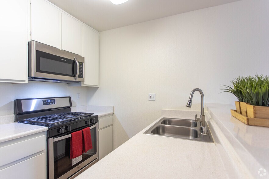 2BR, 2BA-900 SF - Windward Sherman Oaks