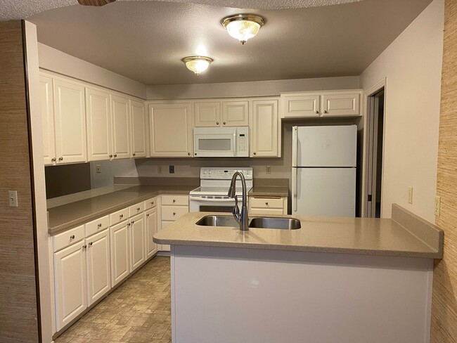 Building Photo - Spacious 3-bedroom 2-full bath with Extens...