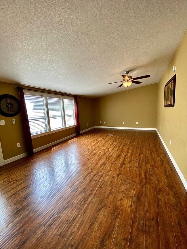 Building Photo - Rossen Retreat