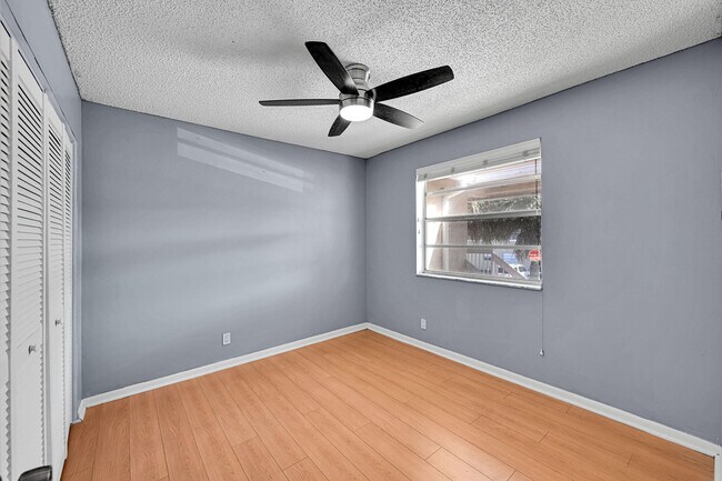 Building Photo - 906 Twin Lakes Dr