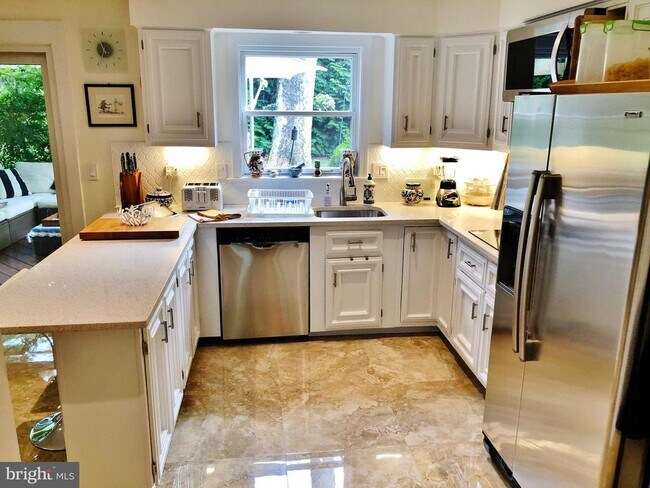 Building Photo - 10309 Bells Mill Terrace