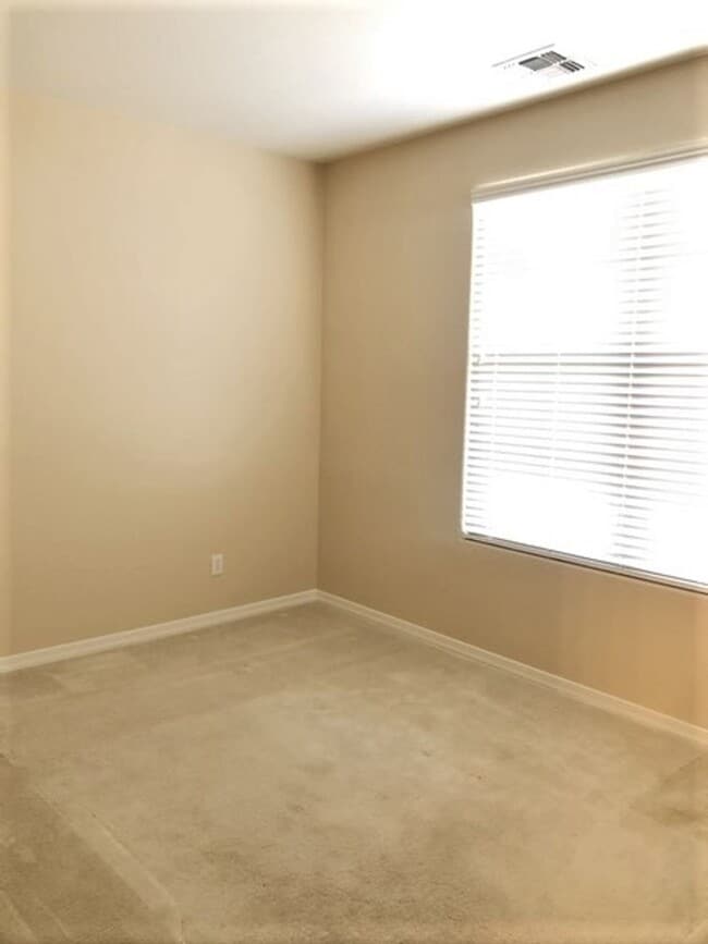 Building Photo - Beautiful 4 Bedroom / 2 Bath, in North Pho...