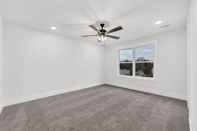 Building Photo - 180 Clay Ridge Dr