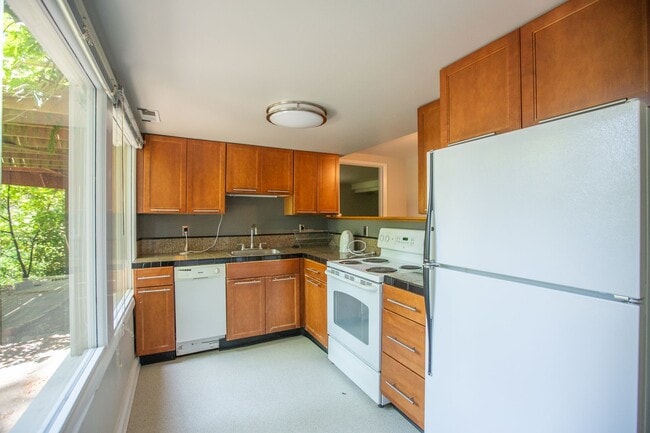 Building Photo - Mid Century 3 Bedroom Home Available Now i...