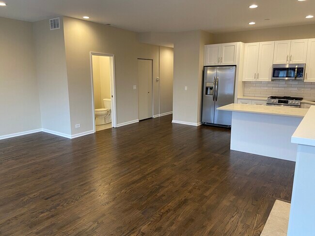 Building Photo - 1837 W North Ave