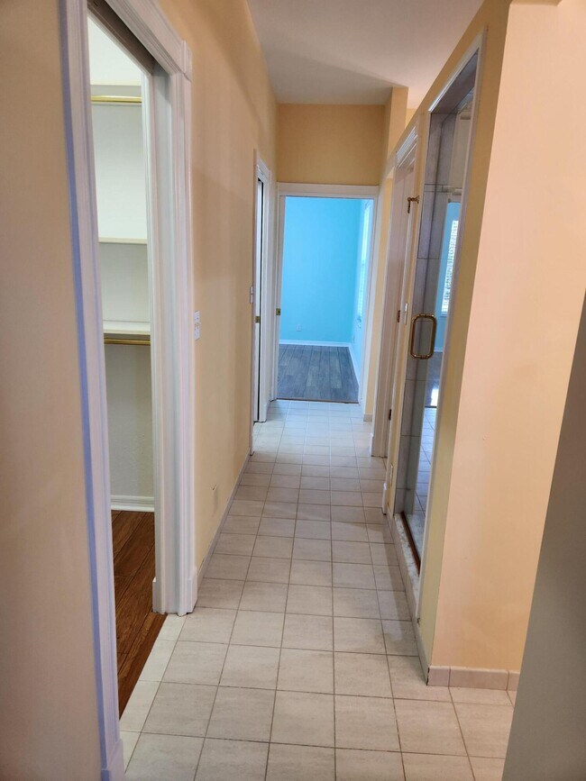 Building Photo - 17885 Fieldbrook Cir E