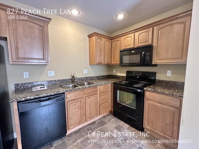 Building Photo - 827 SW Peach Tree Ln