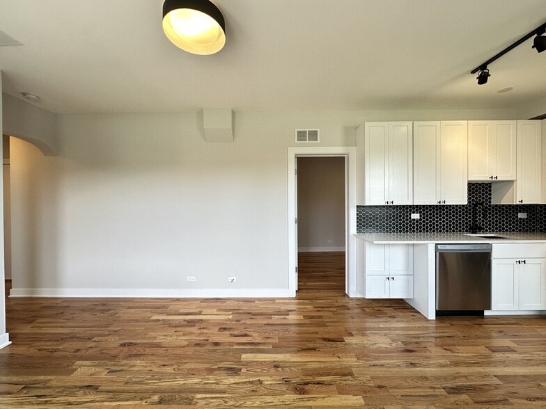Building Photo - 649 W Wrightwood Ave