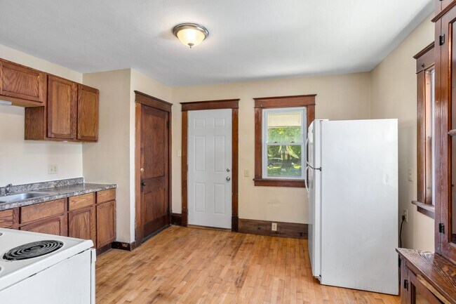 Building Photo - 209 Appleton St