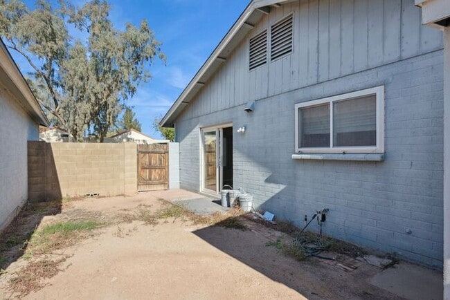 Building Photo - Three bedroom, two bath home!