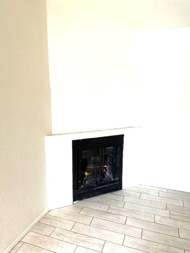 Building Photo - 2 bed 2 bath condo with balcony