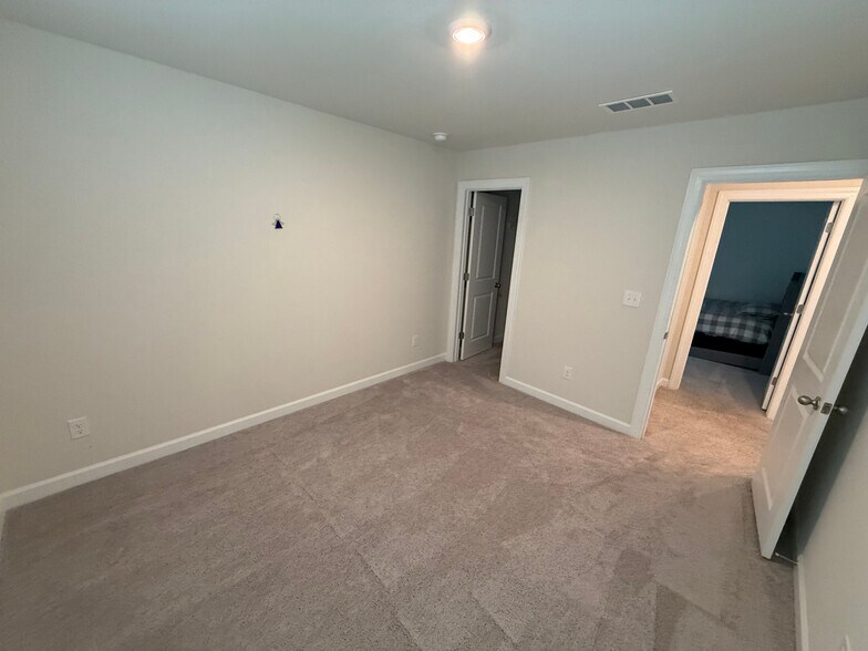 Building Photo - Room in House on Old Statesville Rd