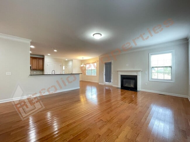 Building Photo - Lovely 5 Bedroom 4 Bathroom Single Family ...