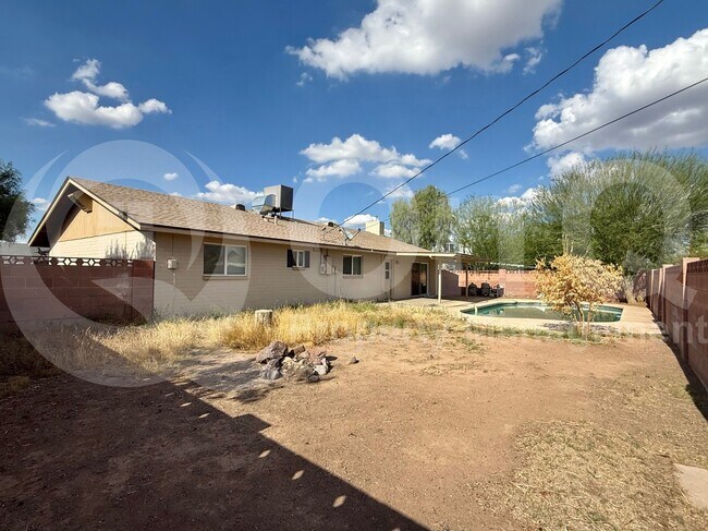 Building Photo - 537 E Laguna Dr