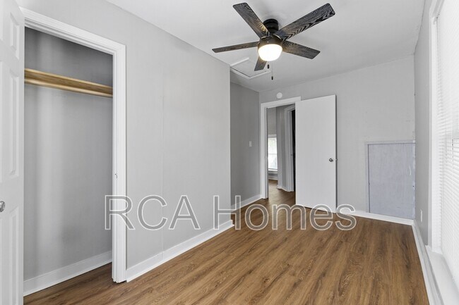 Building Photo - 1441 E 11th St