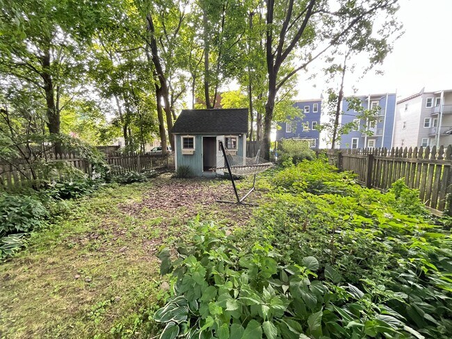 Building Photo - Beautiful East Rock Single Family House