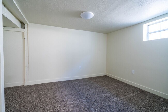 Building Photo - Spacious & Updated 5 Bed Home in Prime Ogden Location