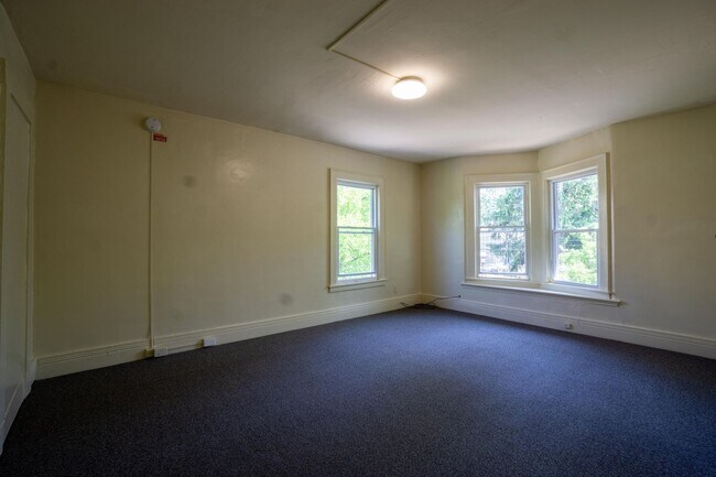 Building Photo - Available 6/1/26 - 4 Bedroom Duplex Close ...
