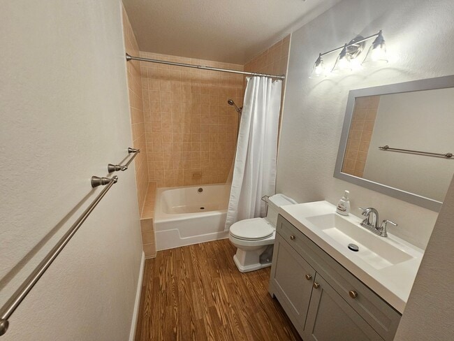 Building Photo - Beautiful Two Bedroom Two Bath Home
