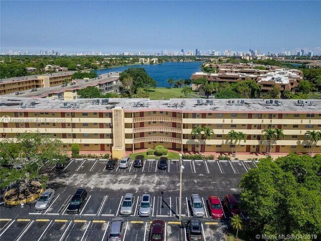 Building Photo - 443 NE 195th St