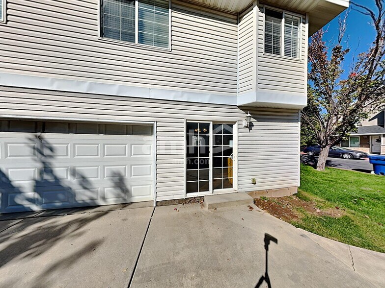 Building Photo - 645 Cattail Dr