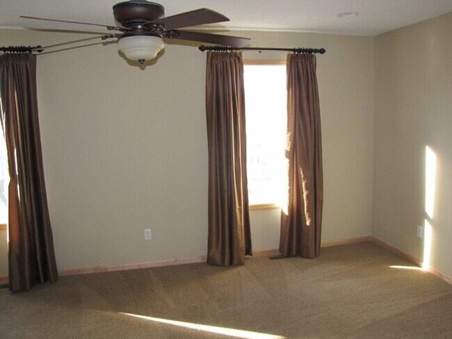 Building Photo - 3BR/2.5BA Beautiful END UNIT Townhome in Dancing Waters- Available Now!