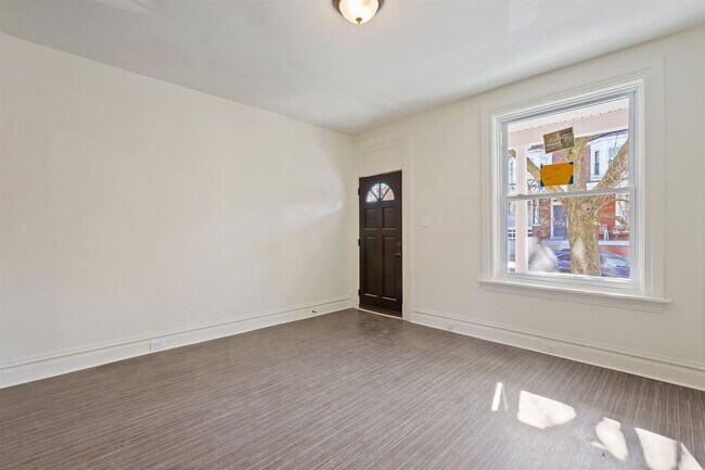 Building Photo - Bright 5 Bedroom, 1.5 Bath Home in Harrisburg, Pa!