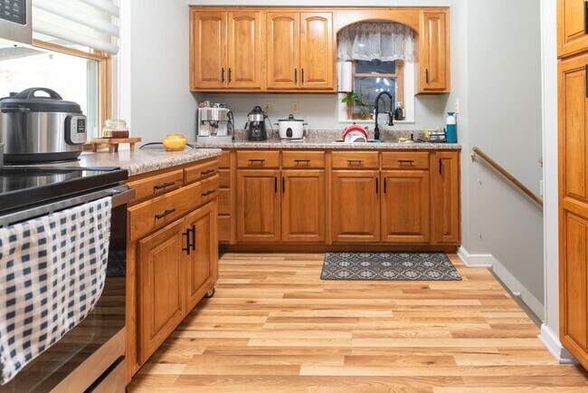 Building Photo - Beautiful 3-Bedroom, 3-Bathroom Home with ...