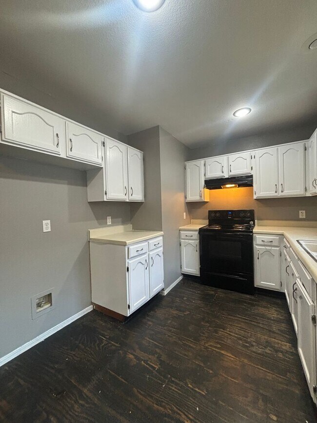 Building Photo - Beautiful 2 bedroom 1 bath 1 car garage