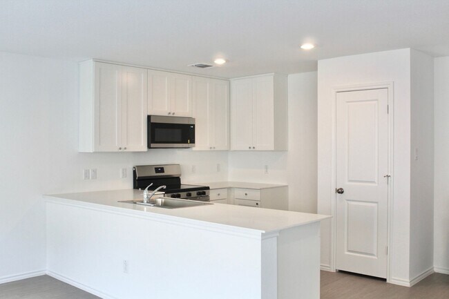 Building Photo - 5 bedroom, 3 bath, and over 2000 sqft!!!!