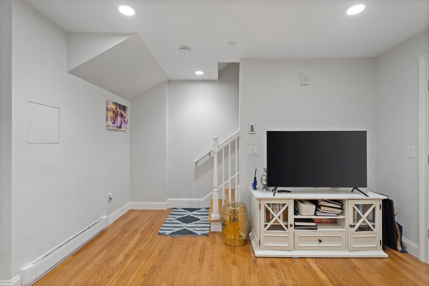 Building Photo - 2 Walsh Pl