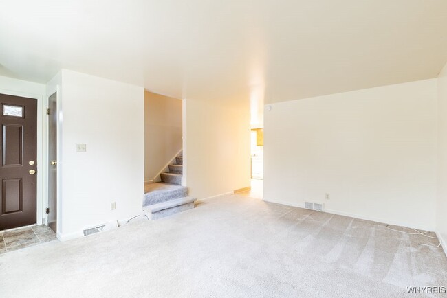 Building Photo - 140 Ayrault Dr
