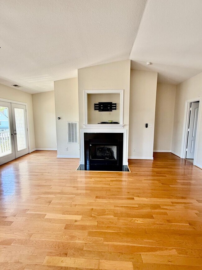Building Photo - 3BD/3.5 Condo with Garage & Backyard in Shadowlawn! Blocks to the Beach! AVAILABLE NOW!