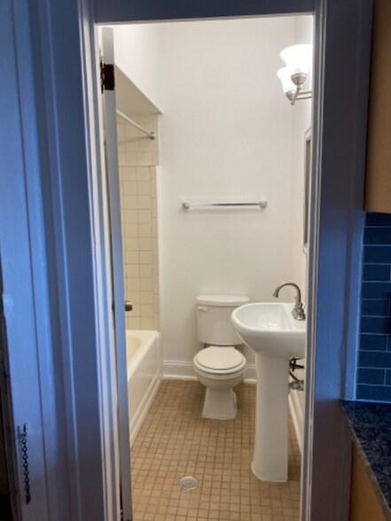 Building Photo - 2325 S Leavitt St