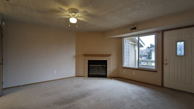 Building Photo - 2 bed 1 Bath Townhome Available Now