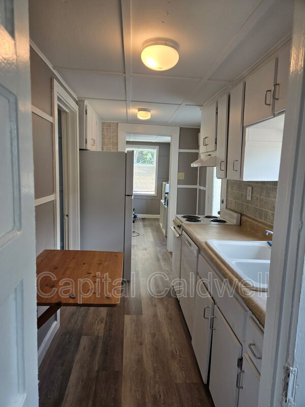 Building Photo - 8415 N Seminole Ave