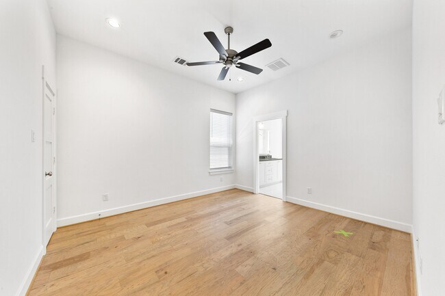 Building Photo - 1127 E 23rd St