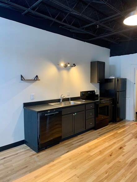 Building Photo - 181 Elm St