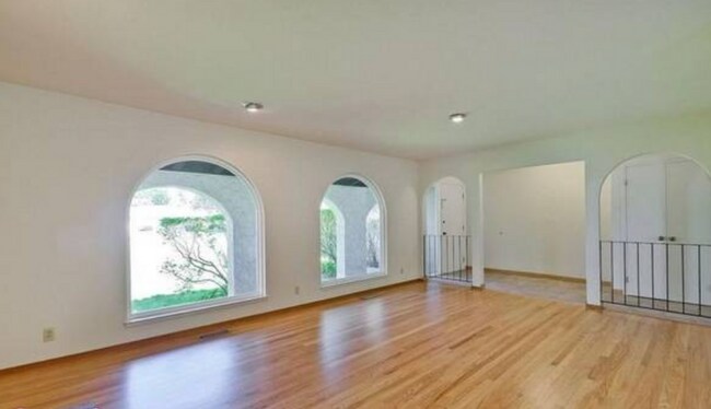 Building Photo - Beautifully Landscaped 4 Bed, 3 Bath Home- Close to Downtown!