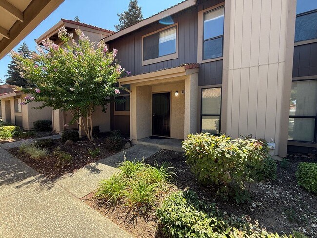Building Photo - 2-bedroom condo near shopping, restaurants...