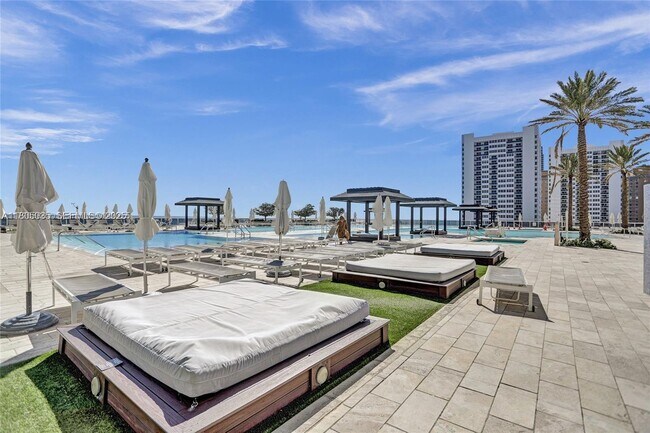 Building Photo - 1830 S Ocean Dr