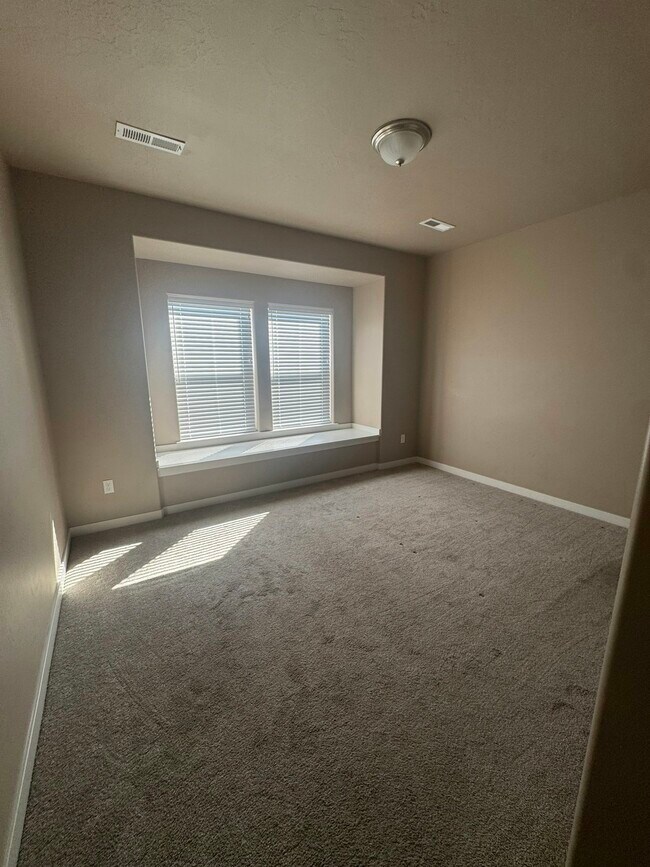 Building Photo - 18551 White Rose Pl