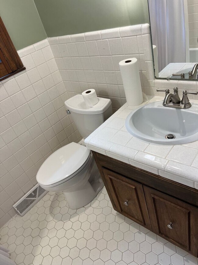 Building Photo - Single Family Home on almost an acre, 4 be...
