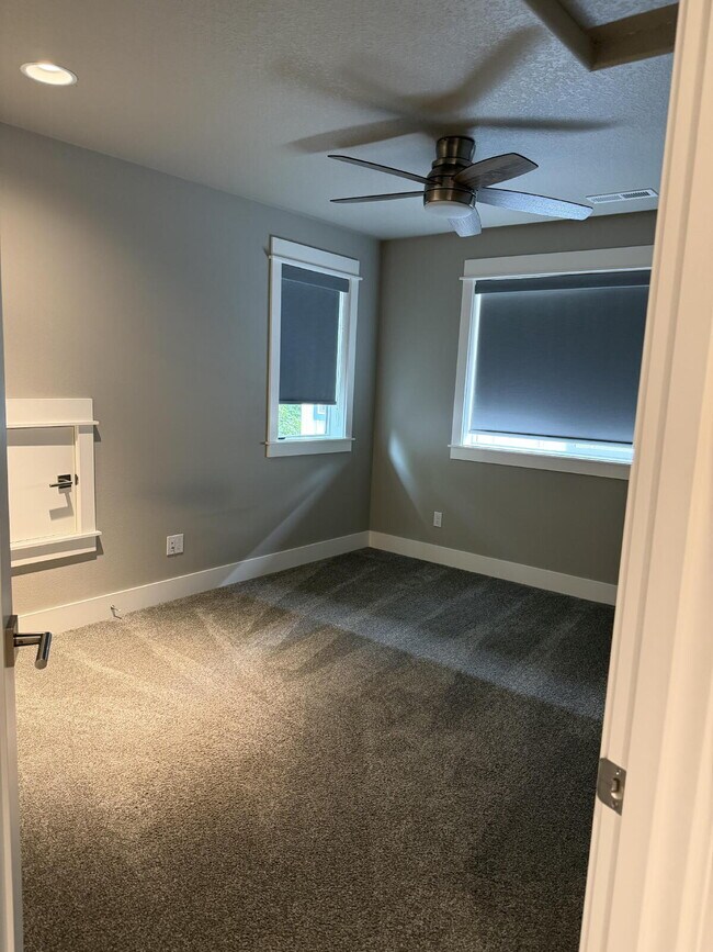 Building Photo - 3 Bed / 2 Bath Single-Family Home in West Linn